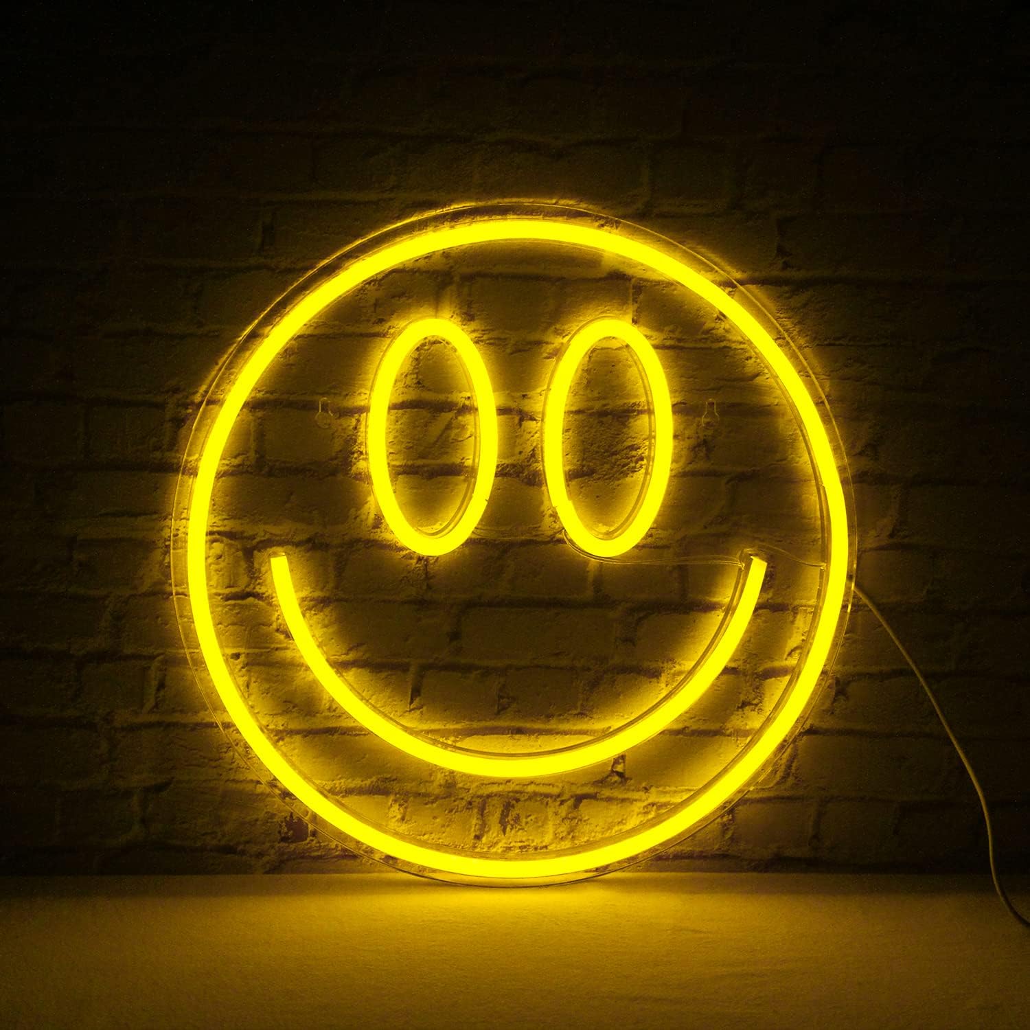 Smiley LED neonskilt på veggen