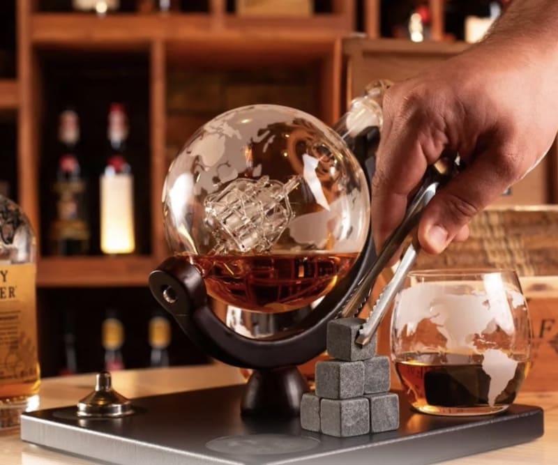 sett med glass og karaffel for whiskyglobe med skip