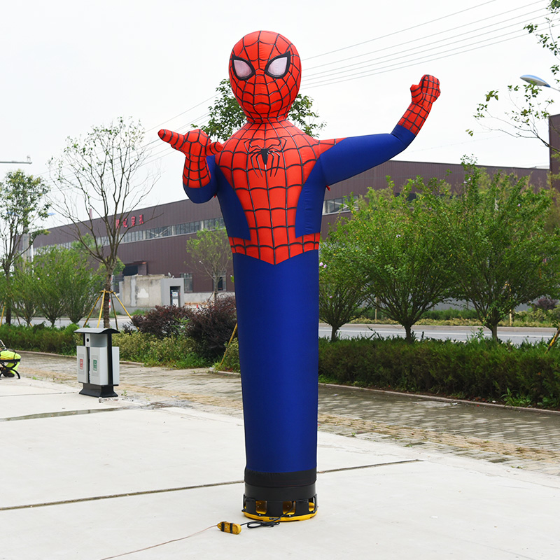 Spiderman-ballonghimmelfigur med en ballongdansende mann med luftdanser