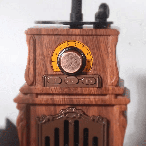 Vintage AM/FM-radio i tre laget av treimitert grammofon